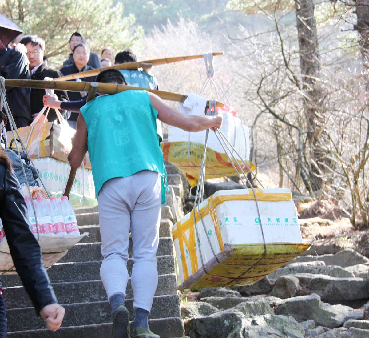 263斤男子豪掷2.2万元 9名轿夫抬滑竿征服峨眉山42公里