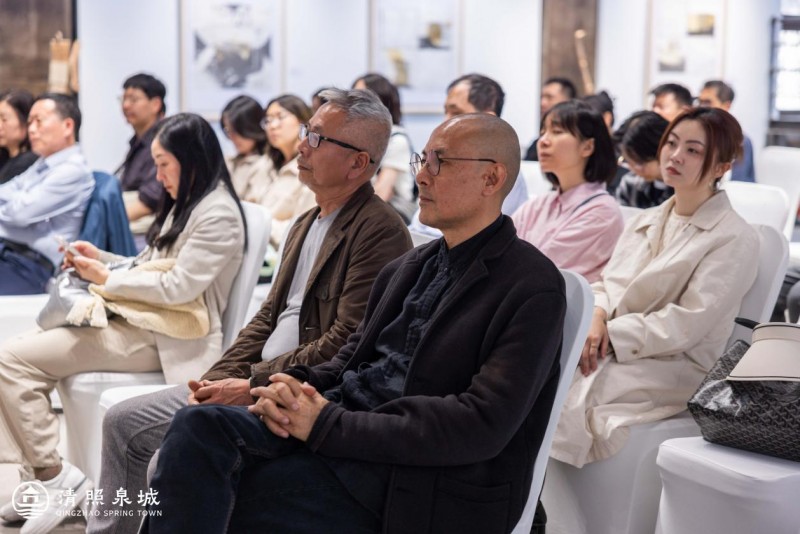 “清照泉城诗歌之夜暨吕德安作品展”泉畔开幕(图8) “清照泉城诗歌之夜暨吕德安作品展”泉畔开幕(图8)