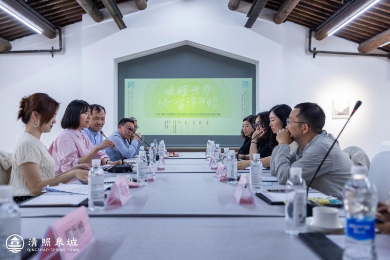 “清照泉城诗歌之夜暨吕德安作品展”泉畔开幕(图7) “清照泉城诗歌之夜暨吕德安作品展”泉畔开幕(图7)